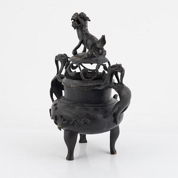 A Chinese bronze censer, late Qing dynasty.