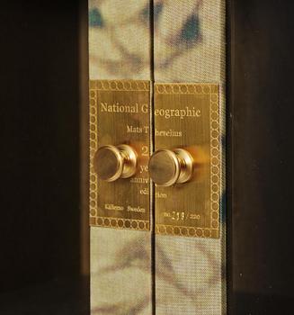 Mats Theselius, skåp, "National Geographic 25th Anniversary Edition", ed. 219/220, Källemo, Värnamo, efter 2016.