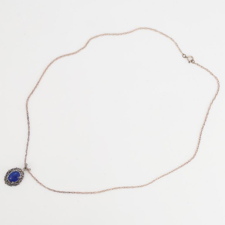 KEDJA MED HÄNGSMYCKE  silver med en oval lapis lazuli.