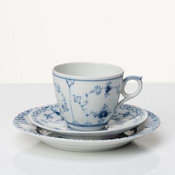 Royal Copenhagen, a 39 pcs 'Musselmalet' porcelain service, Denmark, mixed manufacturing dates, ca 1900 and onwards.