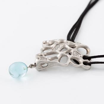 Ole Lynggard hängsmycke 18K vitguld med runda briljantslipade diamanter och en droppe av akvamarin.