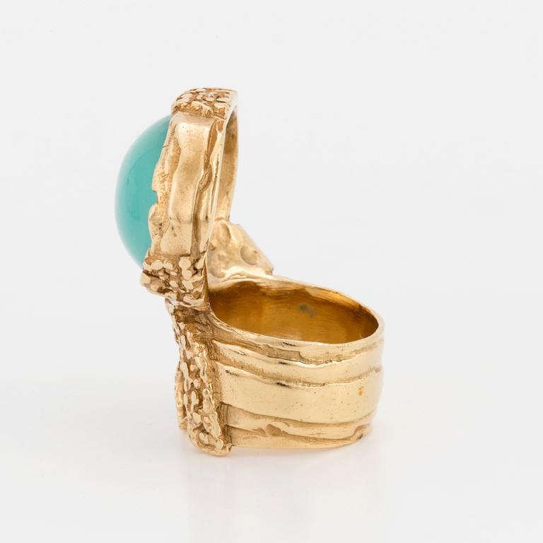 YVES SAINT LAURENT. Ring med guldfärgad metall och grön paste sten.