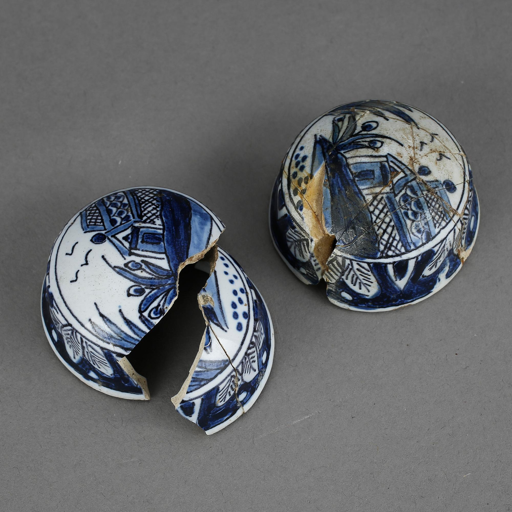 TEDOSOR, ett par, fajans, troligen Delft, 1700-tal.