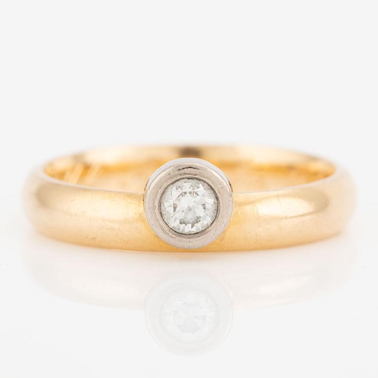 Ring 18K guld med en rund briljantslipad diamant 0.15 ct enligt gravyr.