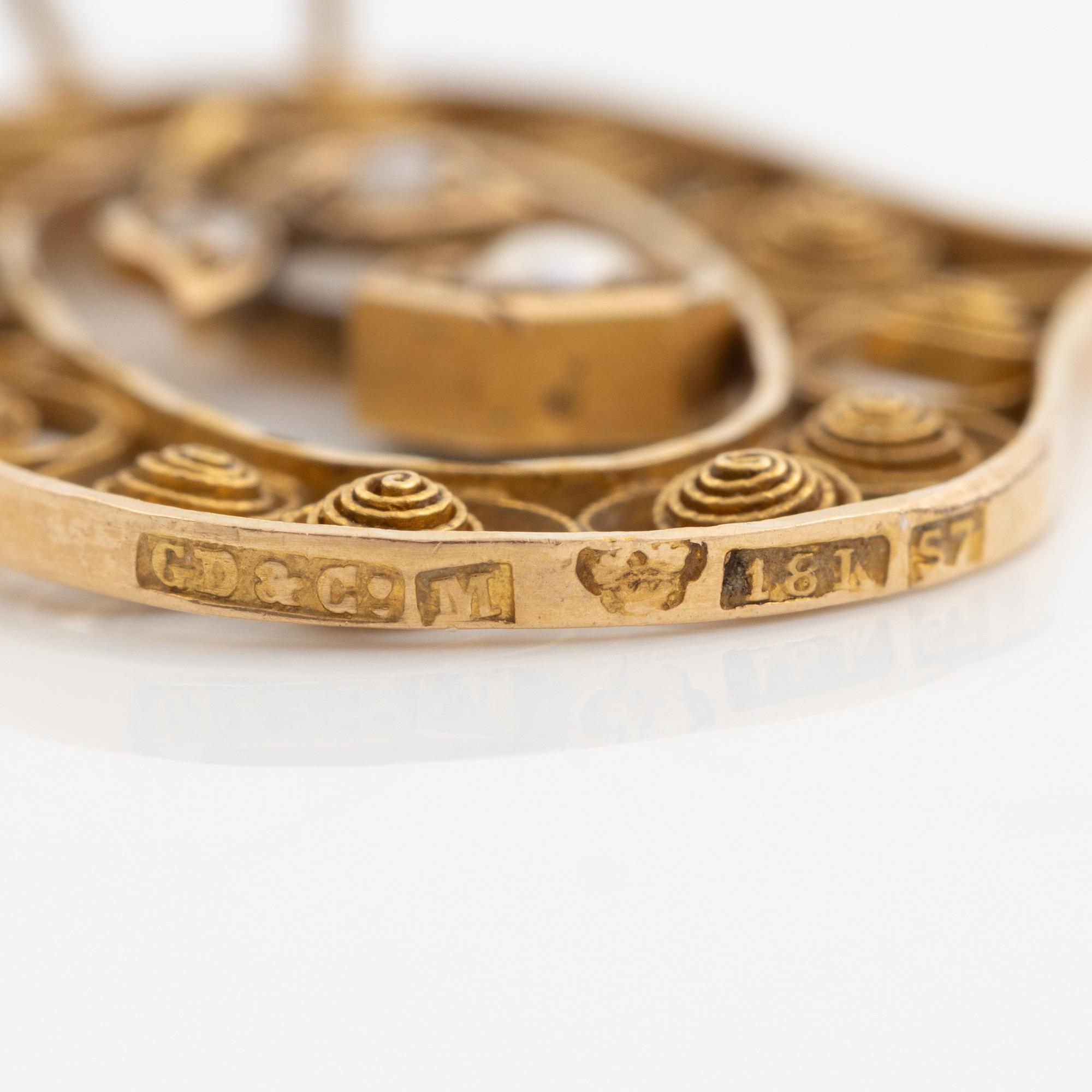 Pendant 18K gold filigree with pearls.