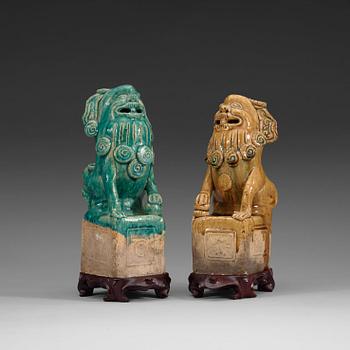 1282. RÖKELSEHÅLLARE, två stycken, keramik. Ming dynastin (1368-1644).