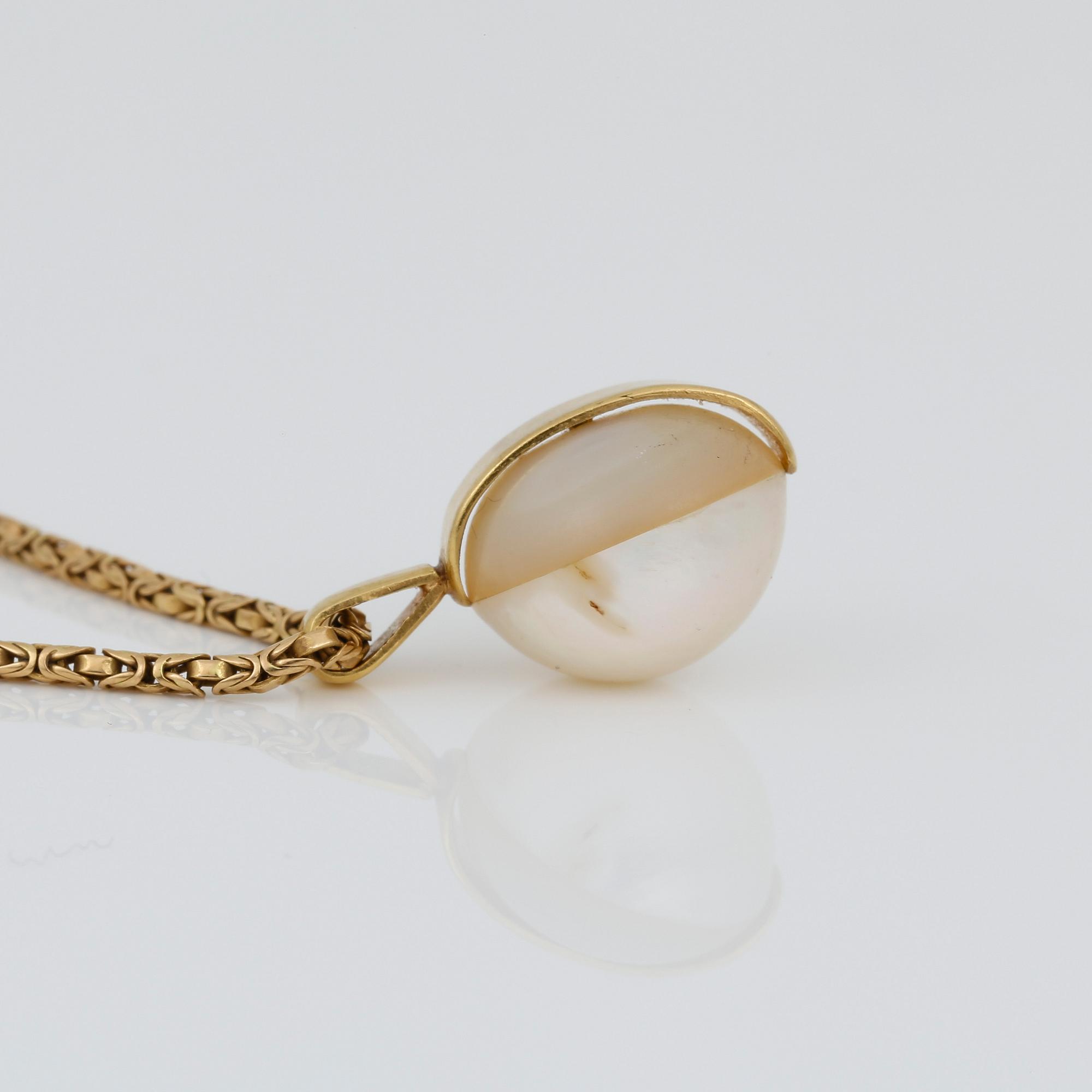 HÄNGE med MABE PÄRLA samt KEDJA, hänge ej guld men kedjan 18K guld, J Petterssons Eftr, 1925. Total vikt 14,21 g.