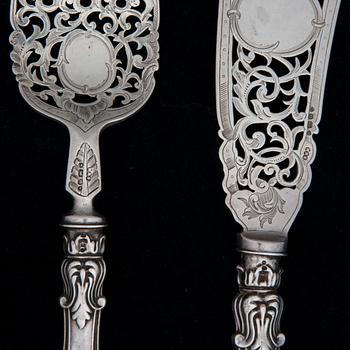 SERVERINGSBESTICK, ett par, silver, England London 1857.