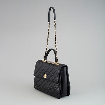 A bag by Chanel, "Grand sac à rabat avec poignée" 2017.