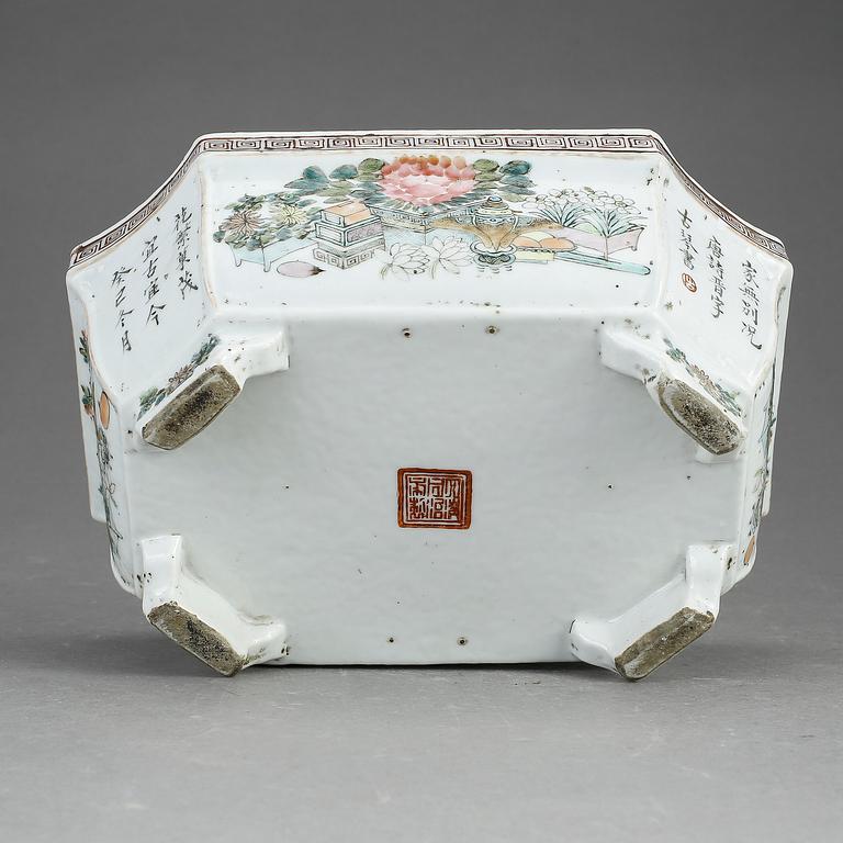 YTTERFODER, porslin, Kina, 1900-tal.