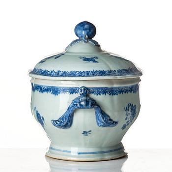 A blue and white tureen with cover and stand, Qing dynasty, Qianlong (1736-95).