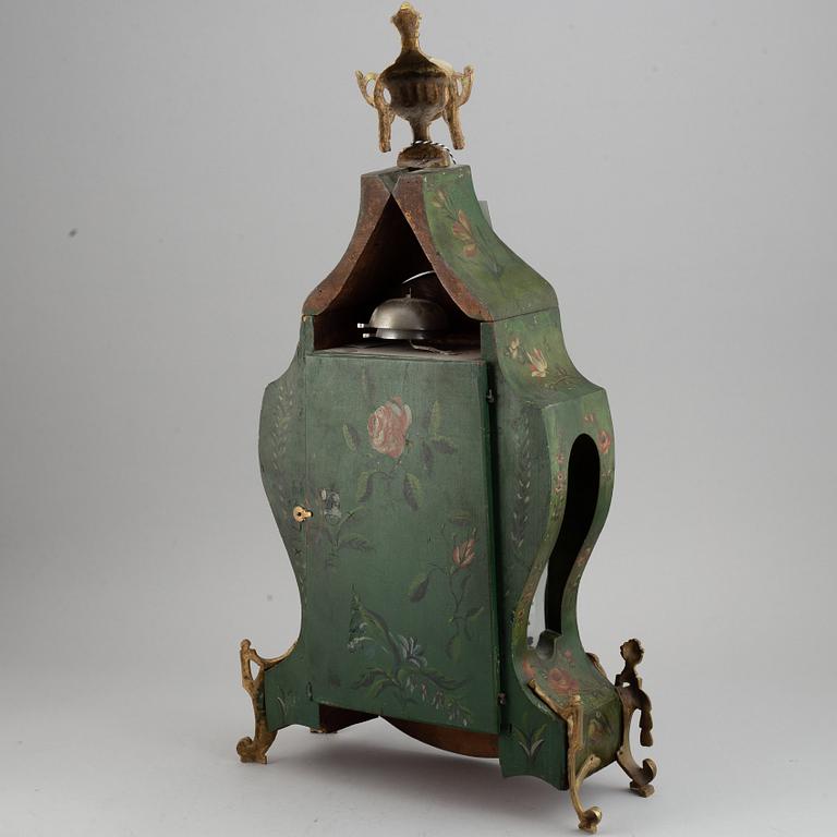 A rokoko style table clock. Pendulum and two keys. 19/20th century.