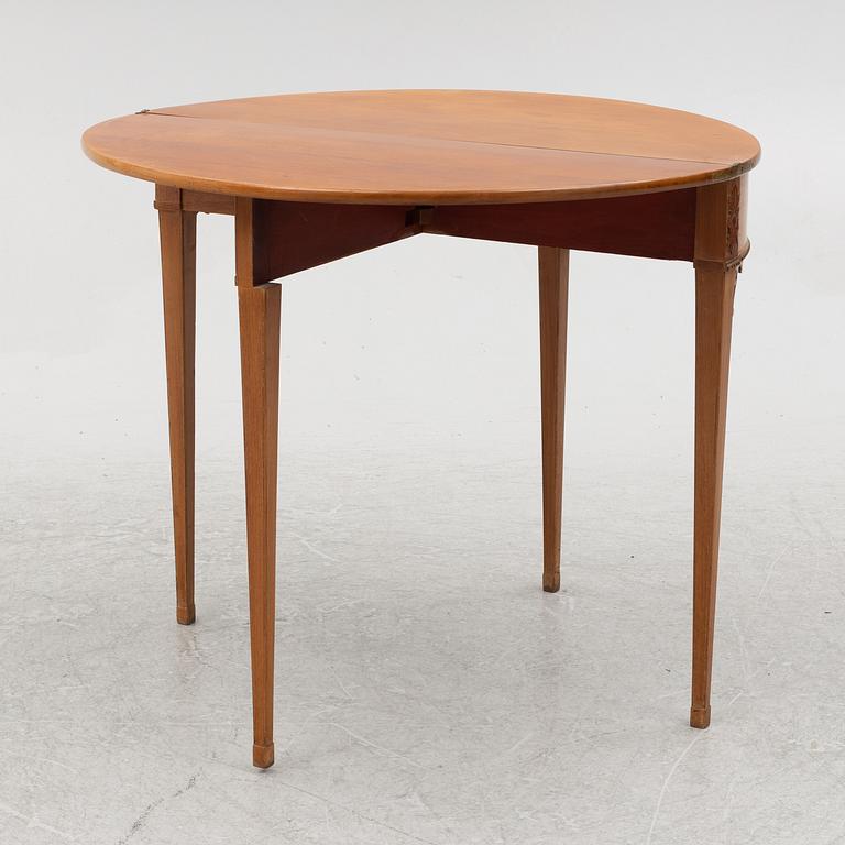 A late Gustavian card table, from around the year 1800.