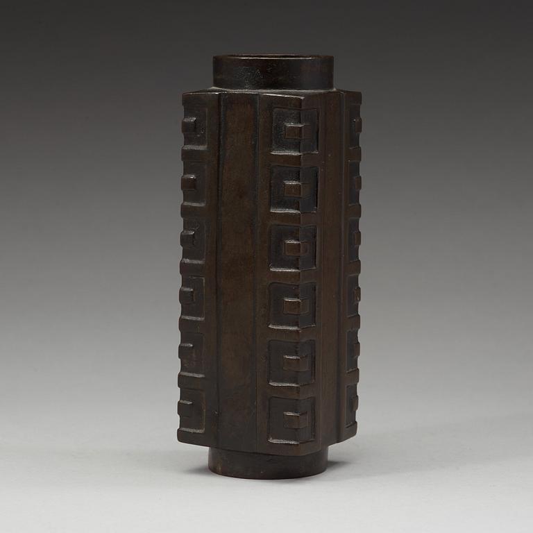 A 'Kang' shaped bronze vase, Ming dynasty (1368-1644).