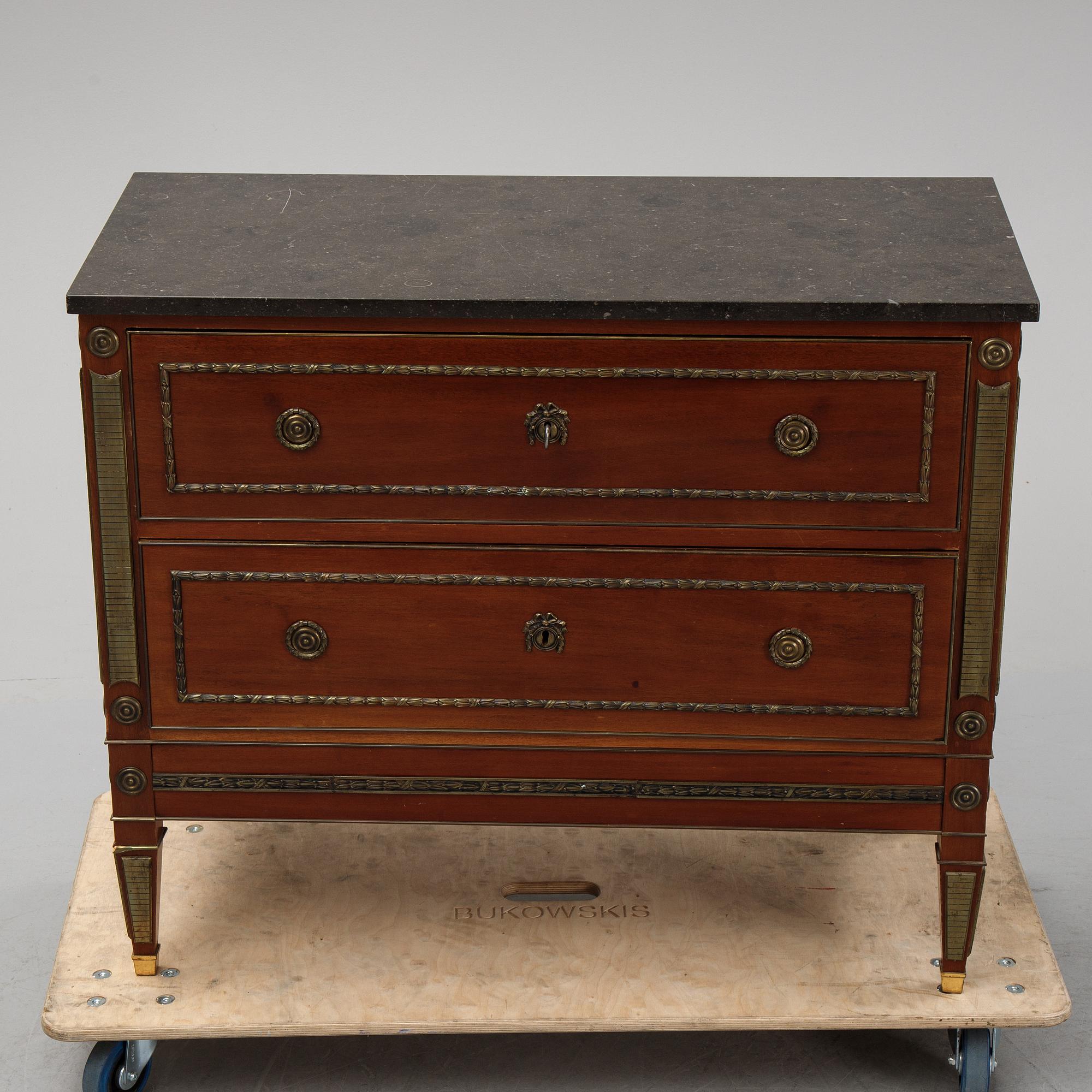 A gustavian style chest of drawers. First half of the 20th century.