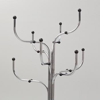 Sidse Werner, tamburmajor, "Coat Tree", Fritz Hansen, Danmark.