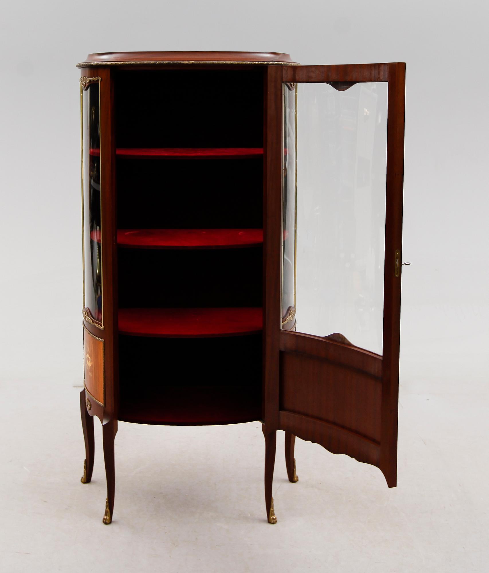 VITRINSKÅP, rokokostil, 1900-talets andra hälft.