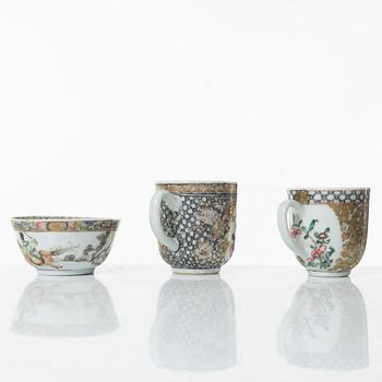 Koppar med fat, tre stycken, porslin, Kina, Qingdynastin, 1700-tal.