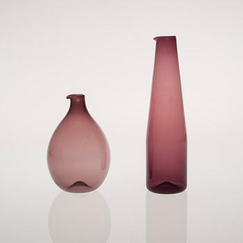 DRICKSGLAS, 24 st, och KARAFFER, 2 st, "i-glas"-serien, Timo Sarpaneva 1950-60-tal. En karaff signerad.