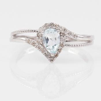 RING, 14K vitguld, diamanter tot ca 0.17 ct. och akvamarin tot ca 0.50 ct.