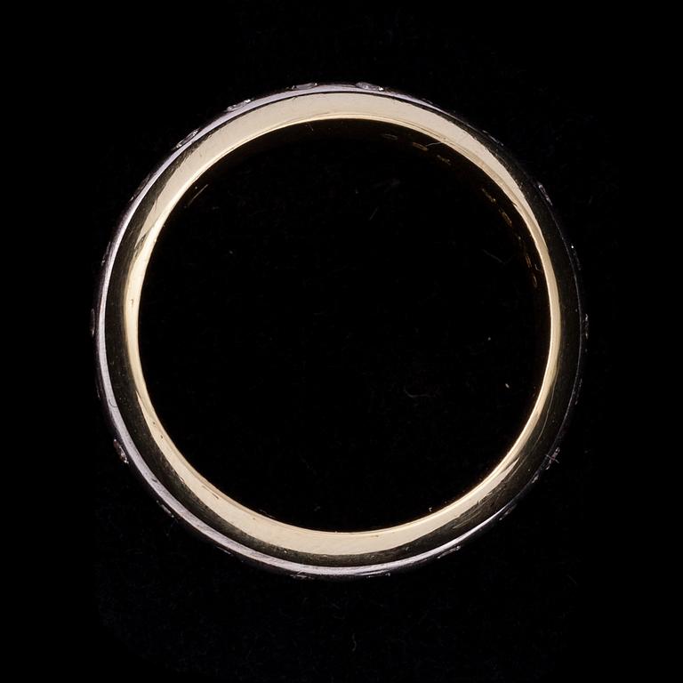 RING, 18K guld, 22 st briljantslipade diamanter tot. ca 0,22 ct. Vikt 13,2 g.