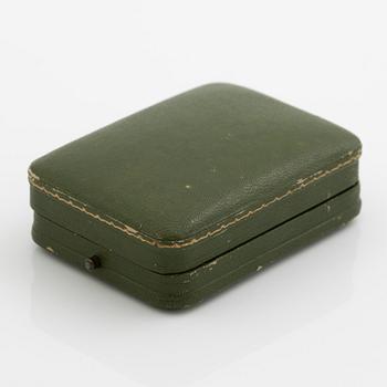 Örhängen 18K guld med fasettslipade vita stenar.