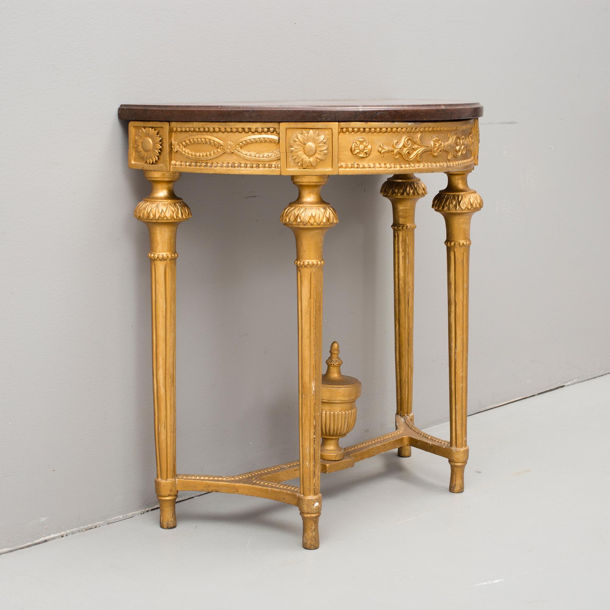 KONSOLBORD, Gustavianskt. 1700-talets andra hälft.