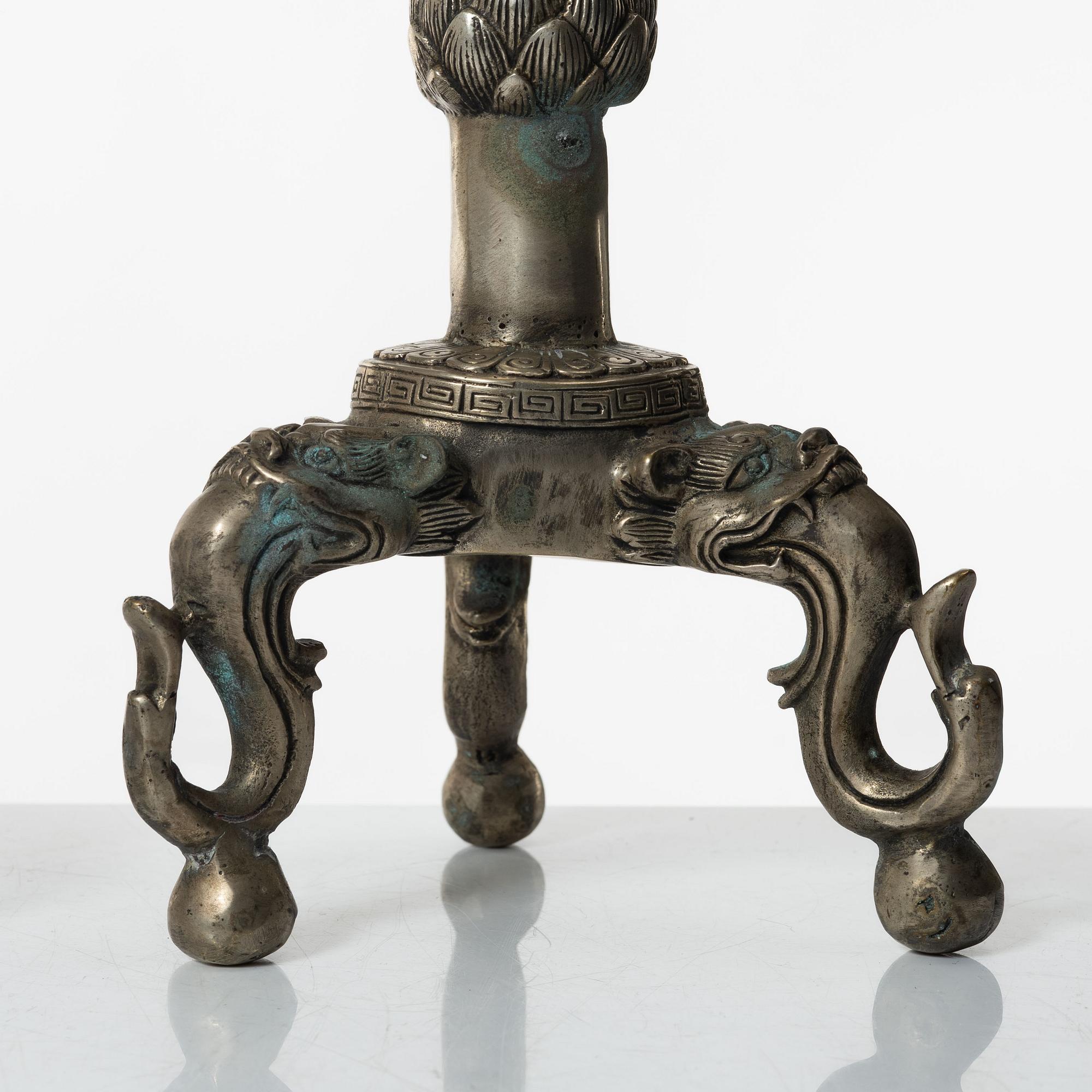 Ljusstakar / altarstakar, ett par, vitmetall, Kina, 1900-tal.