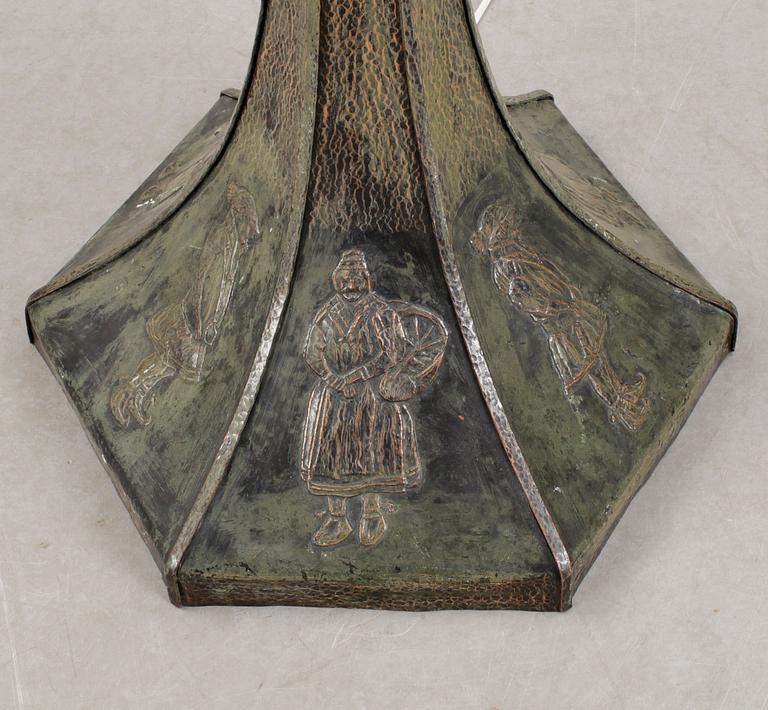 GOLVLAMPA, metall, 1910/20-tal.