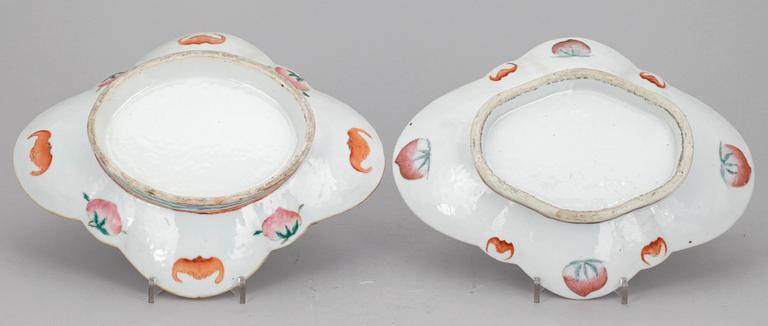 FAT PÅ FOT, 2 st,  porslin, Kina 1900-tal.