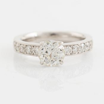 Ring med gammalslipad diamant.