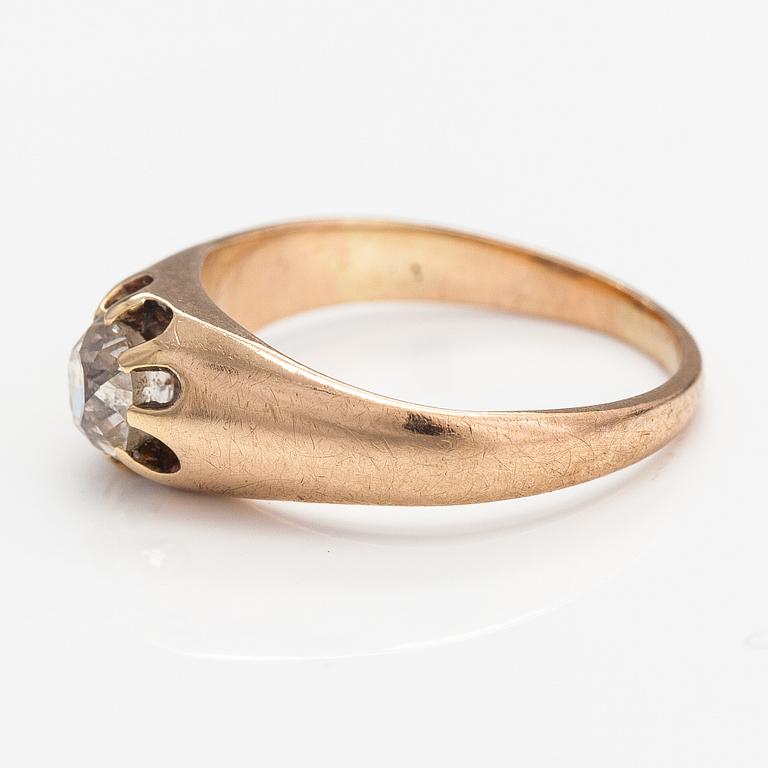 A 9K gold ring with an old-cut diamond ca. 0.44 ct.