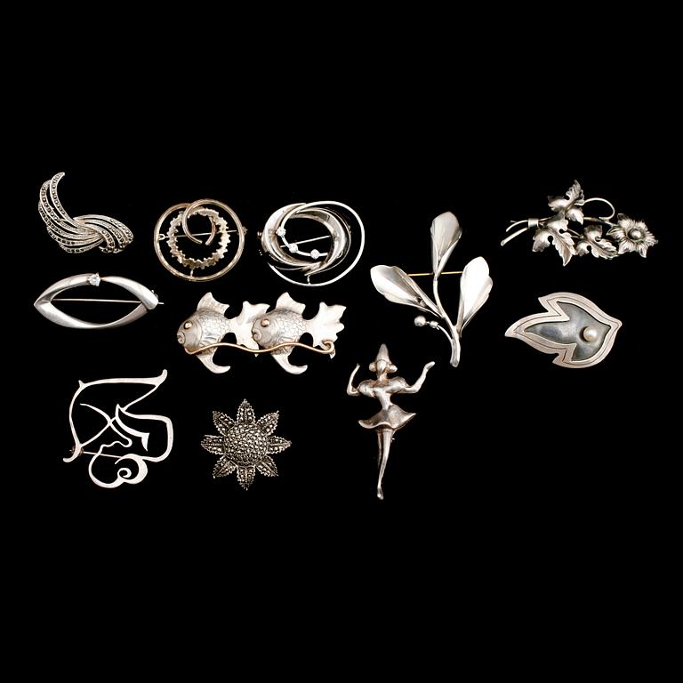 BROSCHER, 11 st, silver, 1900-tal. Total vikt ca 60 g.