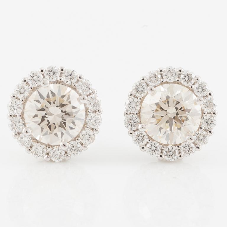 Earrings 18K white gold with brilliant-cut diamonds.