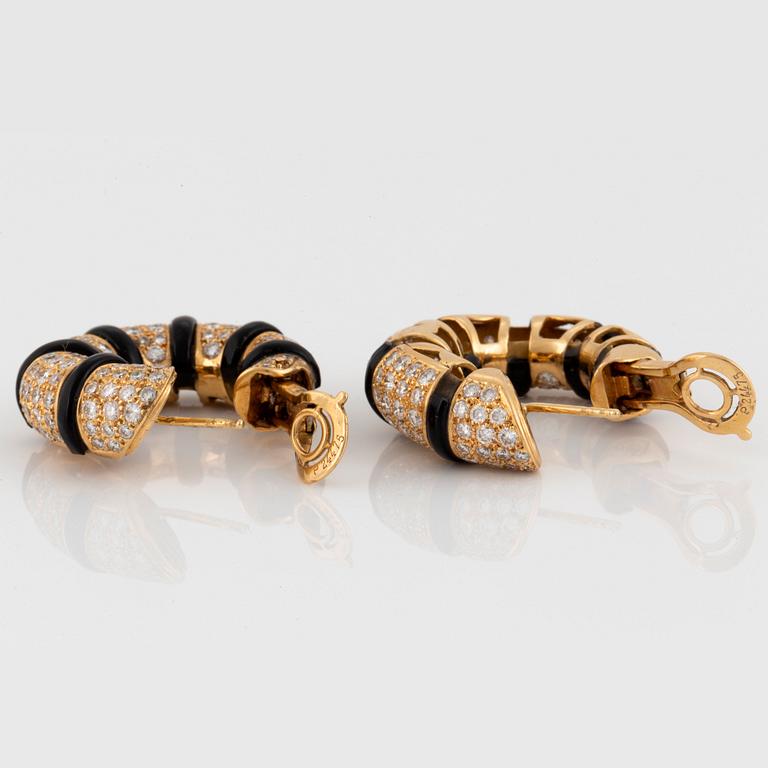 A pair of Mauboussin earrings in 18K gold set with onyx and round brilliant-cut diamonds.