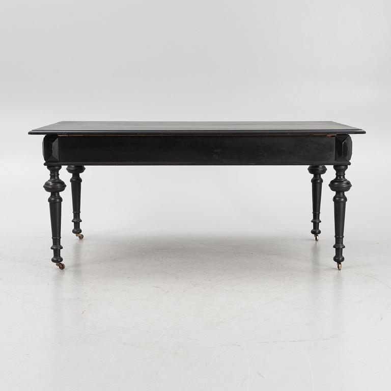 A dining table, early 20th Century.