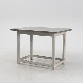 Bord med kalkstensskiva, 1800/1900-tal.