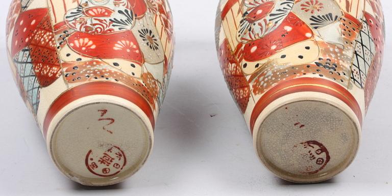 VASER, ett par, porslin, Satsuma, Japan.