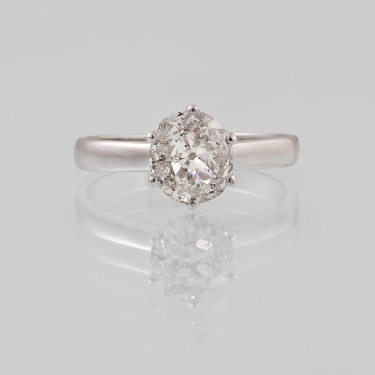 RING, 18K vitguld med äldre briljantslipad diamant ca 1.30 ct. Vikt 3,1 gram.