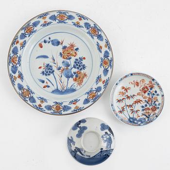 A Chinese imari dish and plate and a Japanese blue and white cover, Qing dynasty, 18th century, and Edo (1602-1868).