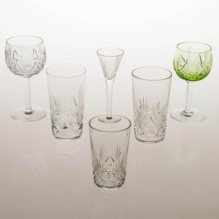 GLASSERVISDELAR, 37 st, "Yrjö", 17 st, och "Aino" 20 st, Riihimäen Lasi.