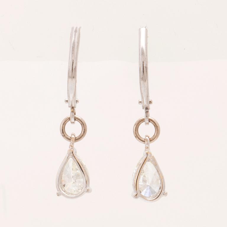 Örhängen 18K vitguld och päronslipade diamanter.