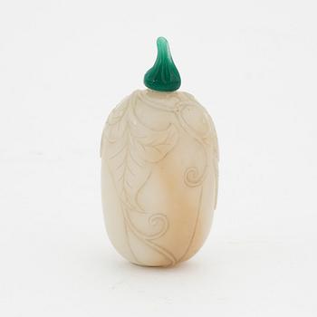 A Chinese carved nefrit snuff bottle with stopper.