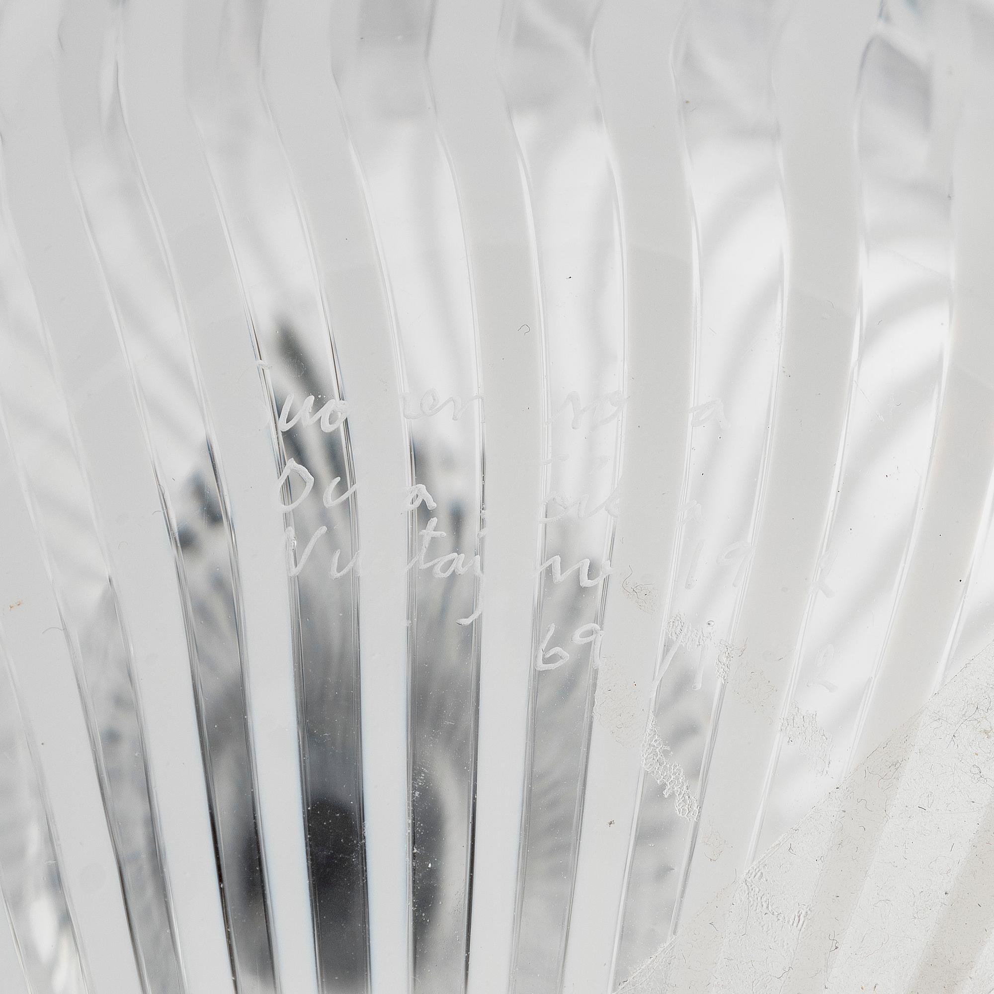 Oiva Toikka, a 'Scaup duck of Finland' glass bird, signed Suomen sotka Oiva Toikka Nuutajärvi 1992, numbered 697/1992.