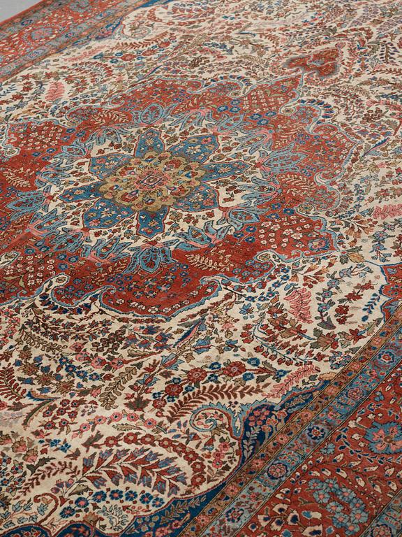 A carpet, a semi-antique Qum, ca 380,5-387,5 x 250,5-259,5 cm.