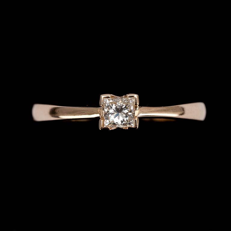 RING, guld 14K, med prinsesslipad diamant 0,31 ct. Vikt 3 g.