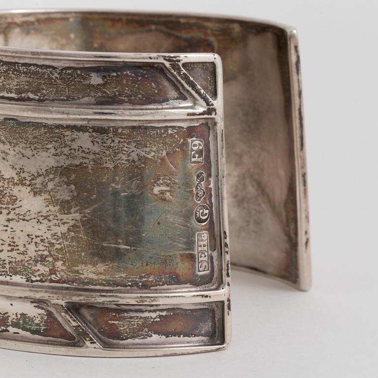 ARMRING, med cabochonslipat tigeröga, Sven Erik Högberg, Göteborg, 1957.