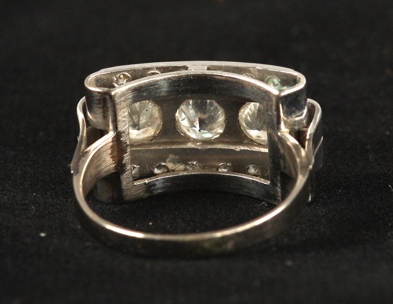 RING, 18K vitguld, 3 gammelslipade diamanter, tot ca 0,70 ct, samt rosenstenar.