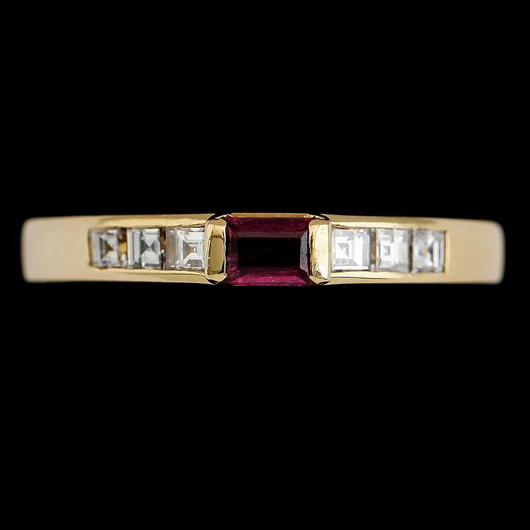 RING, 18 k guld, rubin och baguettslipade diamanter.
