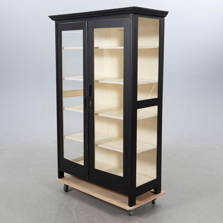 Vitrinskåp, 1900-tal.